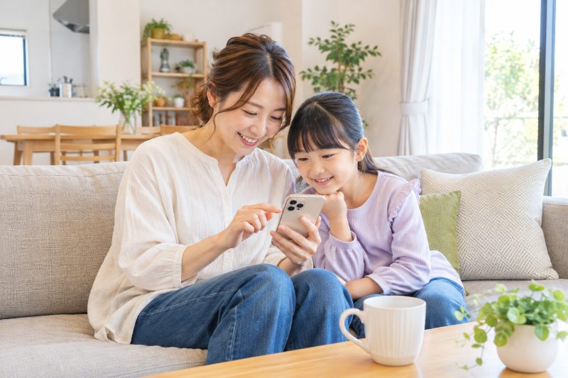 スクールのホームページをスマートフォンで見る保護者